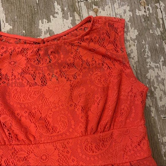 Coral lace dress - Picture 3 of 12